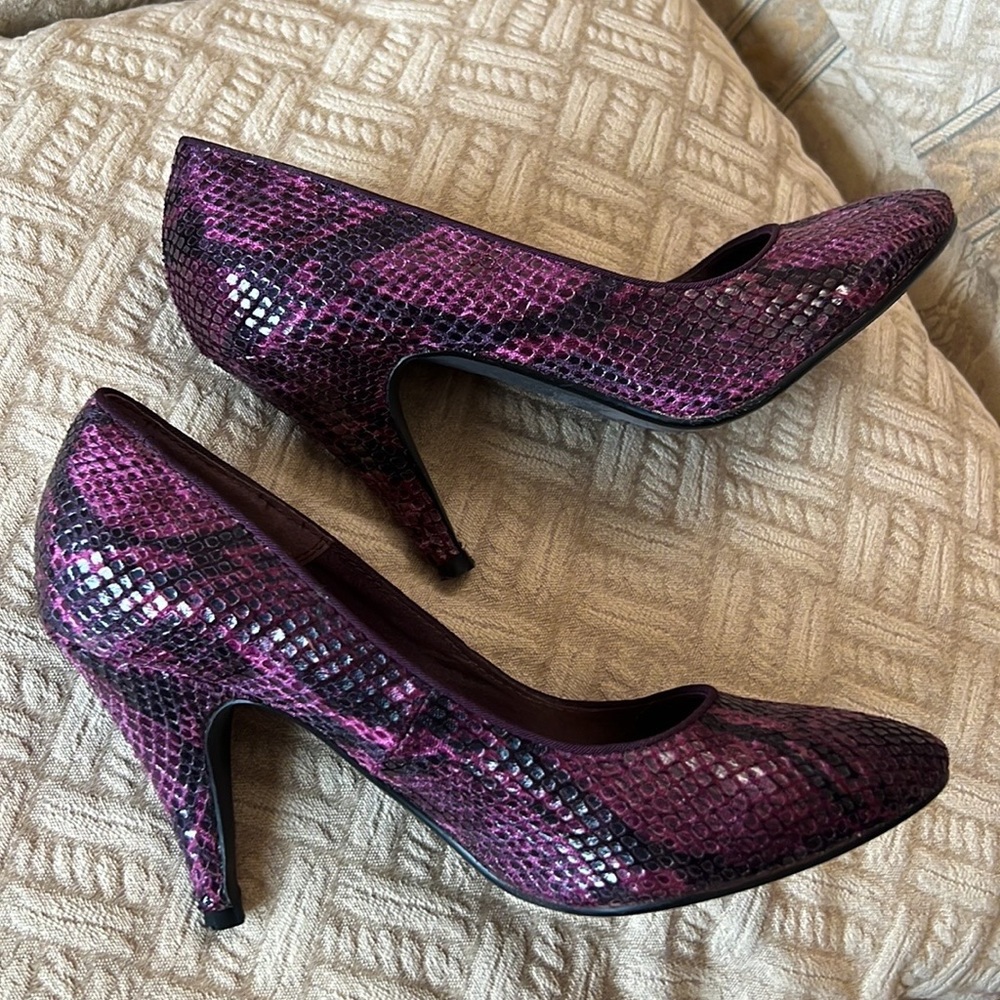 Purple faux lizard print pumps size 6